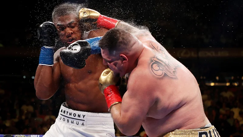 Fotografija: Anthony Joshua, ki se je tekom boja z Andyjem Ruizom kar štirikrat znašel na tleh, je v sedmi rundi po nokavtu izgubil vse svoje šampionske naslove. Joshua je v svoji 23 borbi v karieri tako doživel svoj sploh prvi poraz, kateremu je bilo priča več kot 15.000 gledalcev v natrpano polnem Madison Square Gardenu. FOTO: Al Bello/AFP