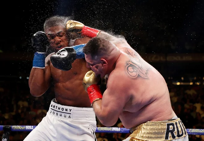 Anthony Joshua, ki se je tekom boja z Andyjem Ruizom kar štirikrat znašel na tleh, je v sedmi rundi po nokavtu izgubil vse svoje šampionske naslove.&nbsp;Joshua je v svoji 23 borbi v karieri tako doživel svoj sploh prvi poraz, kateremu je bilo priča več kot 15.000 gledalcev v natrpano polnem Madison Square Gardenu.&nbsp;FOTO: Al Bello/AFP