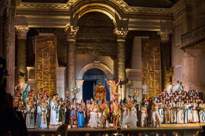 Aida je opera, ki vključuje tudi balet, koračnice, mogočne zbore in pompozne sprevode.