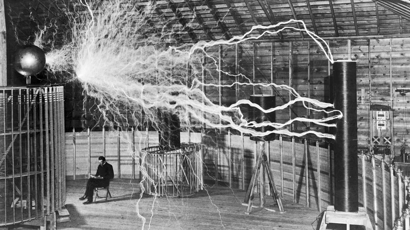 Fotografija: Nikola Tesla med umetnimi strelami v svojem laboratoriju v Colorado Springsu leta 1899 Foto wikipedija