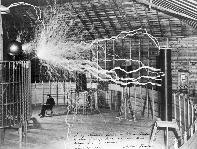 Nikola Tesla med umetnimi strelami v svojem laboratoriju v Colorado Springsu leta 1899 Foto wikipedija