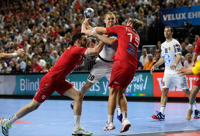 Staš Skube je večkrat prelisičil obrambo Veszprema, v kateri je bil tudi njegov rojak Borut Mačkovšek (levo). FOTO: AFP