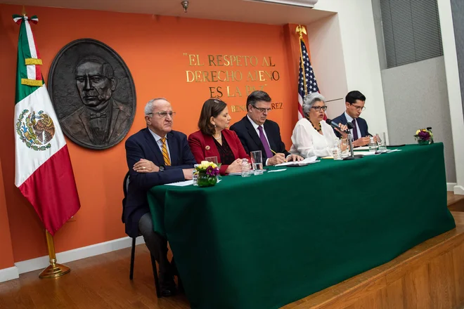 Mehiški zunanji minister Marcelo Ebrard je ob začetku pogovorov v Washingtonu izrazil mnenje, da bodo carine uničujoče za obe strani in ne bodo z ničemer ustavile prihodov priseljencev iz Srednje Amerike. FOTO: Eric Baradat/AFP