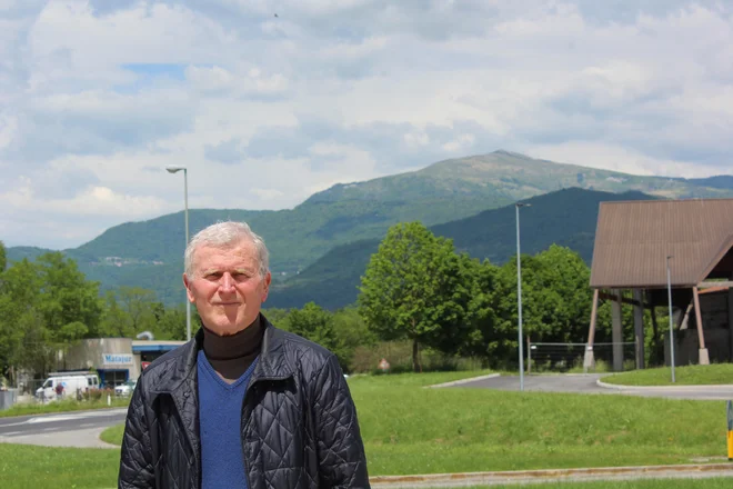 Pod Matajurjem (na fotografiji v ozadju) se starostnikom ne piše dobro. Fabio Bonini, predsednik zamejskega društva upokojencev Srebrna kaplja, ni optimističen. Foto Blaž Močnik