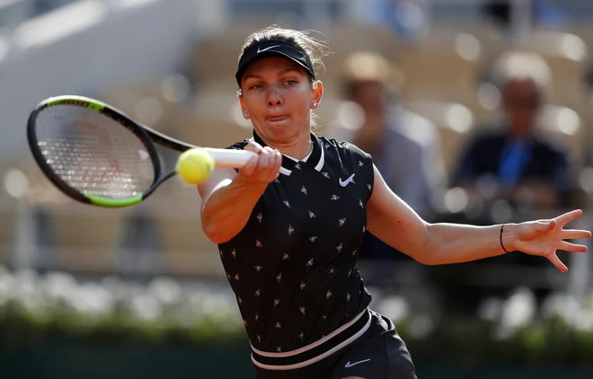 Simona Halep je v 45 minutah opravila z Igo Swiatek, ki pred Roland-Garrosom ni bila članica svetovne stoterice. FOTO: Reuters