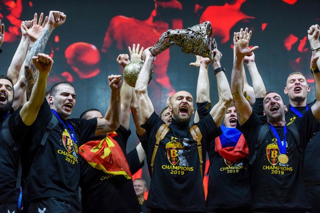 Vardarjevi igralci so bili veliki junaki na glavnem trgu v Skopju. FOTO: AFP