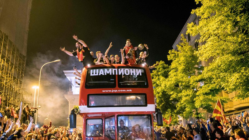 Fotografija: Igralci Veszprema so se v mesto pripeljali na strehi avtobusa, na katerem je pisalo Šampioni. FOTO: AFP
