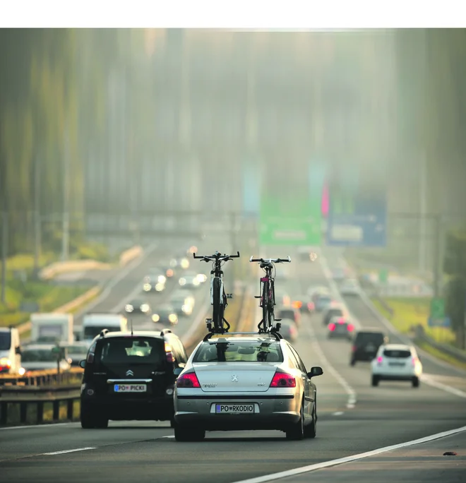 V kolonah spet ta konec tedna in še vse poletje? FOTO: Jure Eržen/Delo