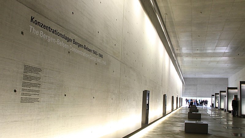 Fotografija: Sodoben spominski center Bergen-Belsen tudi z arhitekturo govori o grozljivostih koncentracijskih taborišč. Foto Simona Fajfar