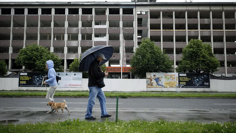 Fotografija: Mesecu dni po začetku prenove stavbe ob Celovški je ostal samo skelet. FOTO Blaž Samec/Delo