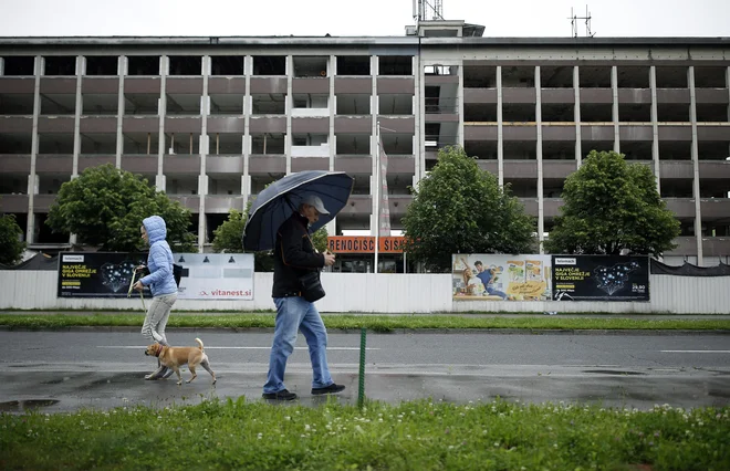 Mesecu dni po začetku prenove stavbe ob Celovški je ostal samo skelet. FOTO Blaž Samec/Delo