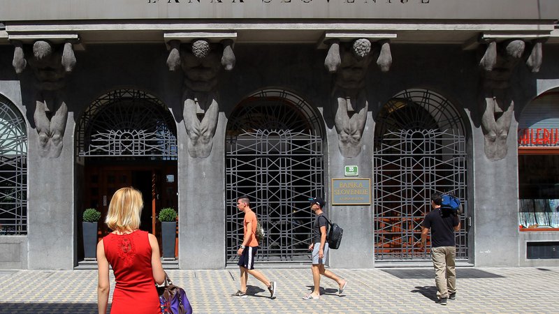 Fotografija: Banka Slovenije je zasuta s prošnjami za dovoljenja bankirjem. Foto BlaŽ Samec/Delo