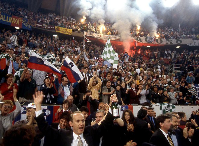 Spomini na Olimpijine podvige bodo ostali večni. Na fotografiji je veličastno razpoloženje na finalnem turnirju evrolige 1997 v Rimu, v ospredju dolgoletni predsednik kluba Jože Mermal. FOTO: Matej Družnik