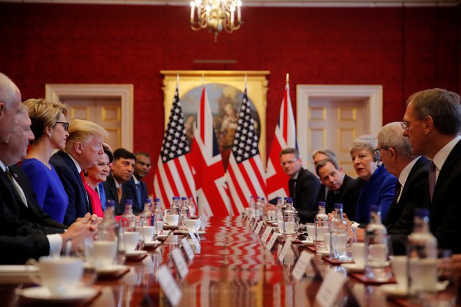 Predsednik Trump na srečanju z ameriškimi in britanskimi poslovneži. Foto: Carlos Barria/Reuters