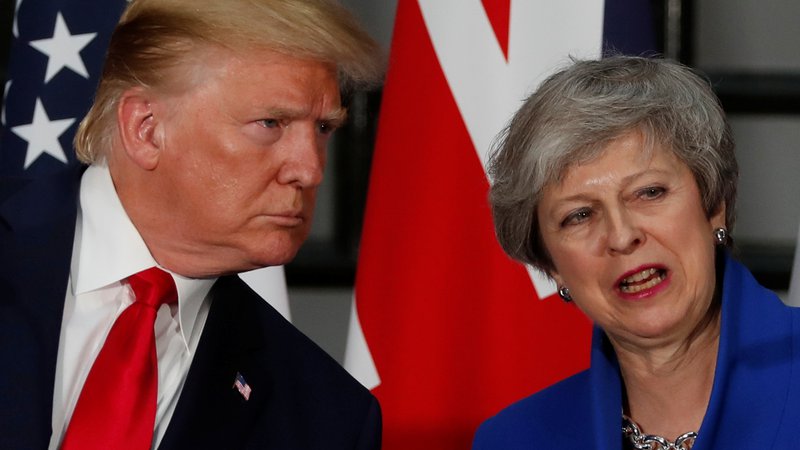 Fotografija: Ameriški predsednik se na Downing Streetu že sestaja z britansko premierko Thereso May, ki se poslavlja s položaja vodje vladajočih britanskih konservativcev. FOTO: Carlos Barria/Reuters