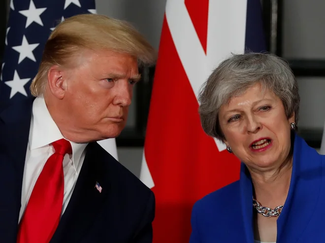 Ameriški predsednik se na Downing Streetu že sestaja z britansko premierko Thereso May, ki se poslavlja s položaja vodje vladajočih britanskih konservativcev. FOTO: Carlos Barria/Reuters