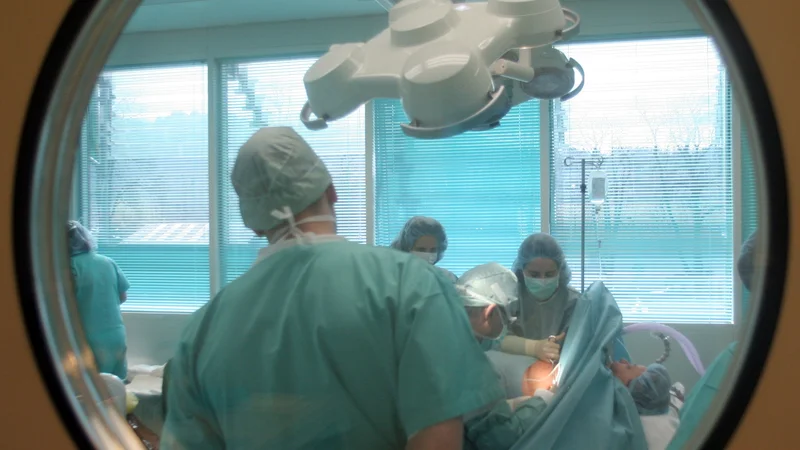 Fotografija: Dežurstva so bila doslej plačana po delovnem mestu, ki je uvrščen v 50. plačni razred, pri izplačilu dežurstev pa so prepolovljeni tudi dodatki za nedeljsko, praznično in nočno delo. Pri plačevanju nadur pa bo zdravnik plačan po svojem plačnem razredu, plačani pa bodo tudi dodatki. Foto: Mavric Pivk/Delo