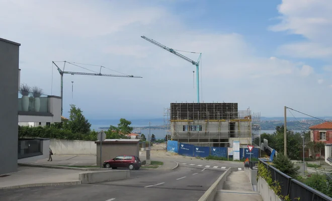 Dolgoletni hišni gradbinec koprske občine, družba Grafist, gradi na prestižnem območju s pogledom na Koprski zaliv več enostanovanjskih hiš. Gradnje brez predhodne dobre volje občine verjetno ne bi bilo. FOTO: dokumentacija Dela