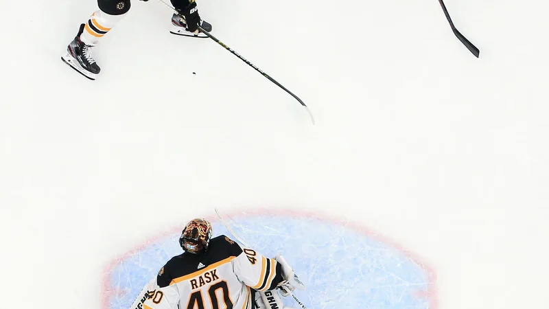 Fotografija: Ryan O'Reilly (desno) je bil z dvema goloma osrednji junak zmage hokejistov St. Louisa. FOTO Reuters