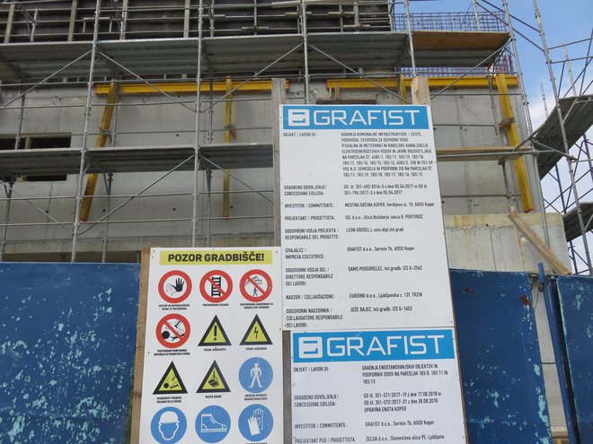 Na tabli ob gradbišču je mogoče prebrati, da je investitor v komunalno infrastrukturo Mestna občina Koper.   FOTO dokumentacija Dela
