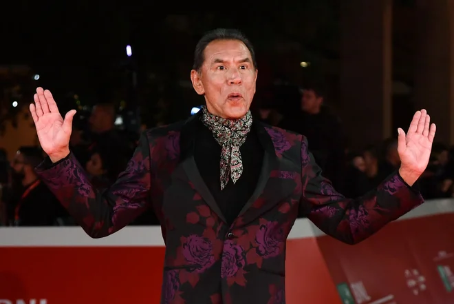 Ponosni Indijanec Wes Studi lahko že vadi zahvalo filmski akademiji. FOTO: AFP