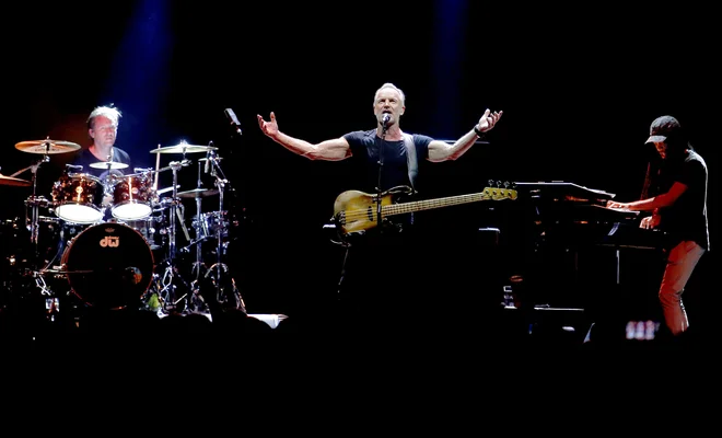 V razprodanih Stožicah je Sting znova potrdil, da je po več kot 40 letih glasbenega ustvarjanja še vedno v vrhunski pevski in glasbeni formi. FOTO: Roman Šipić/Delo