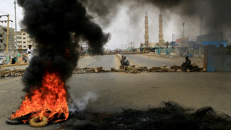 Fotografija: Protestniki zahtevajo spremembo. FOTO: Reuters