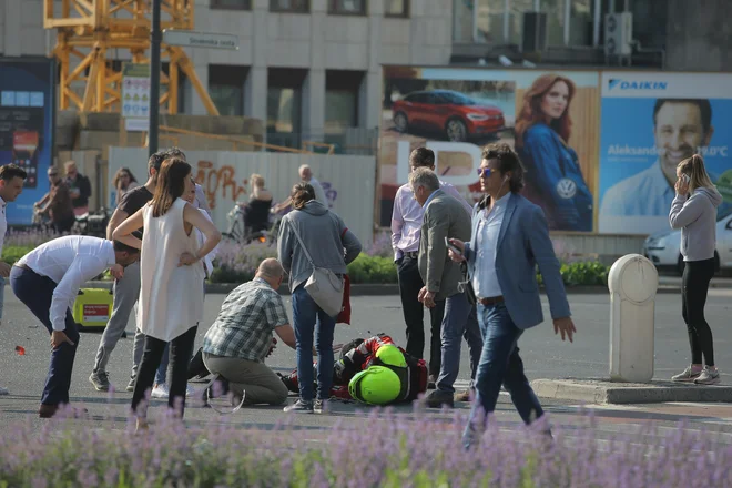 V nesreči je padel reševalec na motorju. FOTO: Jože Suhadolnik/Delo