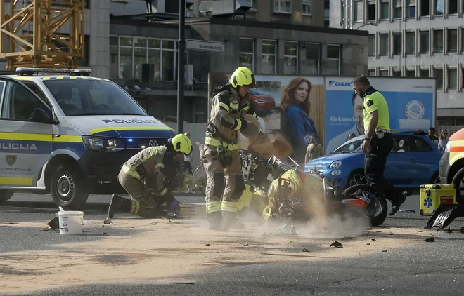Nesreča motorista v središču prestolnice. FOTO: Blaž Samec/Delo