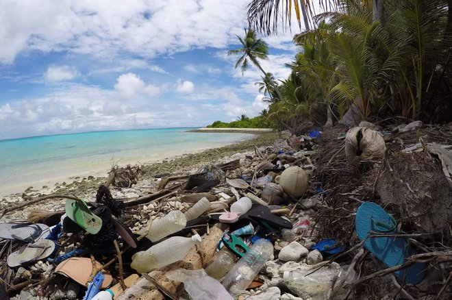 Kupi plastike na avstralskih Kokosovih otokih. FOTO: AFP