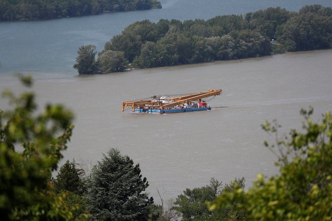 Vsa pozornost je te dni usmerjena v reko Donavo, ki skriva še 15 trupel. FOTO: Reuters