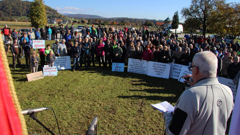 Fotografija: Eden izmed številnih protestov nasprotnikov trase in CI Braslovče je bil organiziran tudi oktobra 2016 v Parižljah. FOTO: Brane Piano