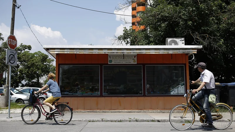 Fotografija: Kiosk s sadjem na Triglavski ulici še kljubuje občinskemu odloku, sprejetemu leta 2016. FOTO Blaž Samec/Delo