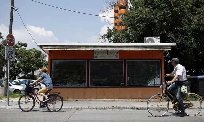 Kiosk s sadjem na Triglavski ulici še kljubuje občinskemu odloku, sprejetemu leta 2016. FOTO Blaž Samec/Delo
