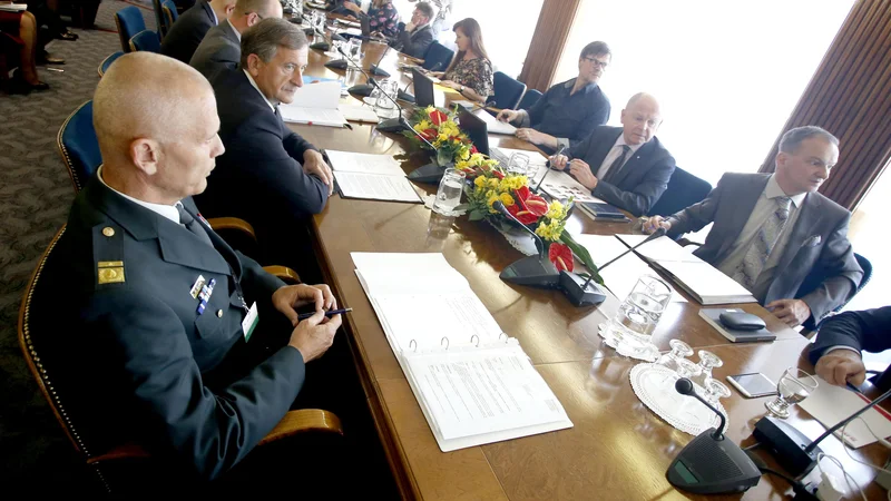 Fotografija: Odbor za obrambo je včeraj z glasovi opozicije in Levice odločil, da je pred odločanjem o strategiji nacionalne varnosti potrebna javna razprava. Šele nato bo na vrsti (morebitna) širitev pooblastil obveščevalcev.

FOTO: Roman Šipić/Delo