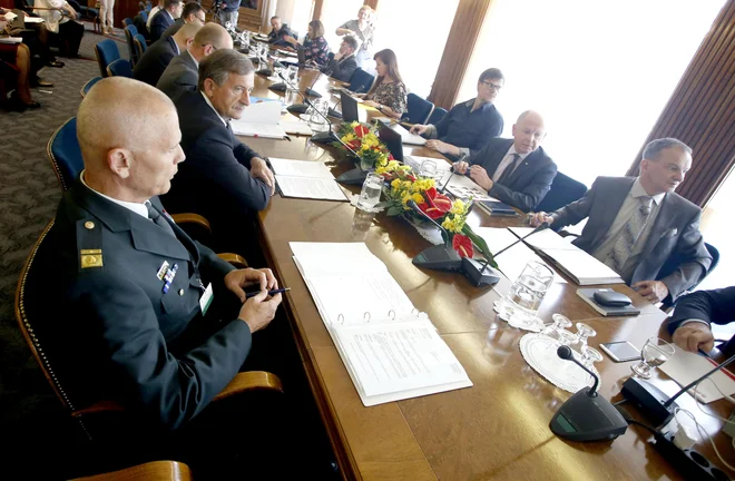 Odbor za obrambo je včeraj z glasovi opozicije in Levice odločil, da je pred odločanjem o strategiji nacionalne varnosti potrebna javna razprava. Šele nato bo na vrsti (morebitna) širitev pooblastil obveščevalcev.<br />
<br />
FOTO: Roman Šipić/Delo