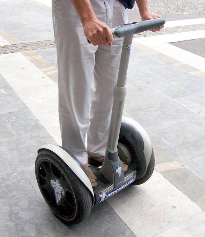 Nekakšen začetnik, prednik današnjih električnih skirojev je bil sofisticiran, a zelo drag prvi izdelek znamke Segway, na fotografiji iz leta 2003.<br />
Foto Boštjan Okorn