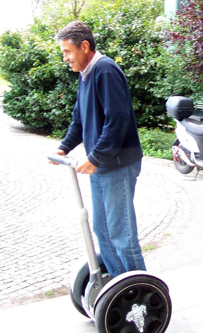 Nekakšen začetnik, prednik današnjih eletkričnih skirojev, je bil sofisticiran, a zelo drag prvi izdelek znamke Segway, na fotografiji iz leta 2003. FOTO: Boštjan Okorn