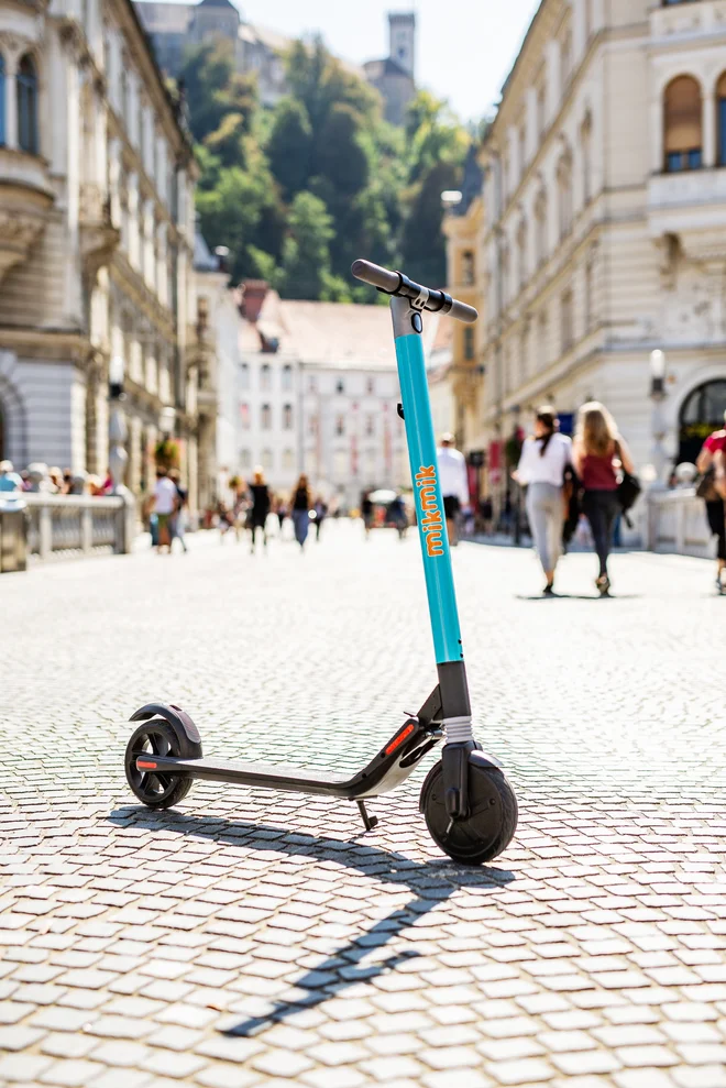 Tudi v Ljubljani naj bi kmalu svoje električne skiroje začelo izposojati tudi podjetje Mikmik. Foto Mikmik