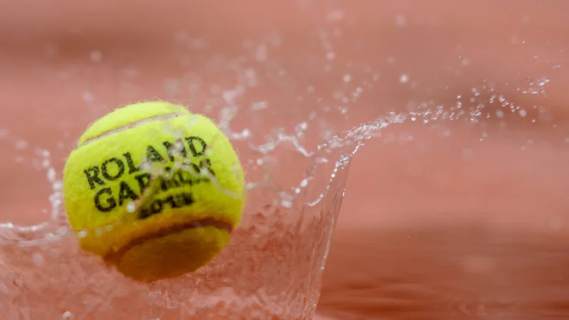 Fotografija: Dež in slabe vremenske napovedi ponagajali prirediteljem turnirja za grand slam. FOTO: AFP