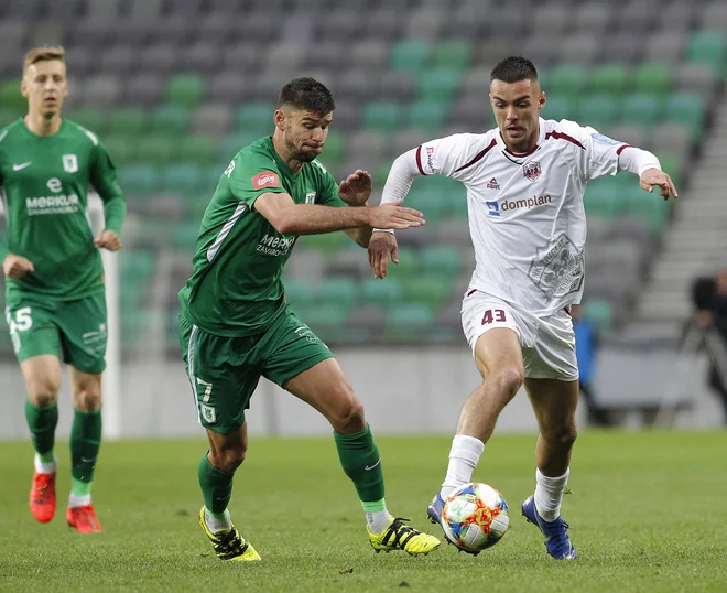 David Tijanić (desno) se je imenitno znašel na Gorenjskem in dobil, kar je potreboval: veliko minutaže in odgovornosti. FOTO: Mavric Pivk/Delo