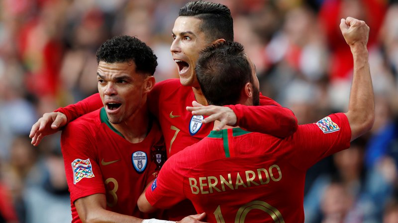 Fotografija: Cristiano Ronaldo (v sredini) je s tremi goli zavihtel Portugalce v finale lige narodov. FOTO: Reuters