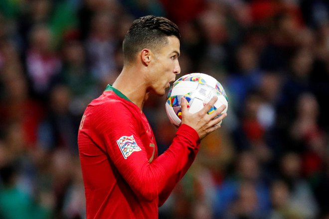Takole se je Cristiano Ronaldo pripravljal za izvedbo kazenskega strela za Portugalsko, toda sodnik Felix Brych je po intervenciji VAR dosodil kazenski strel v prejšnji akciji, in sicer za Švico! FOTO: Reuters