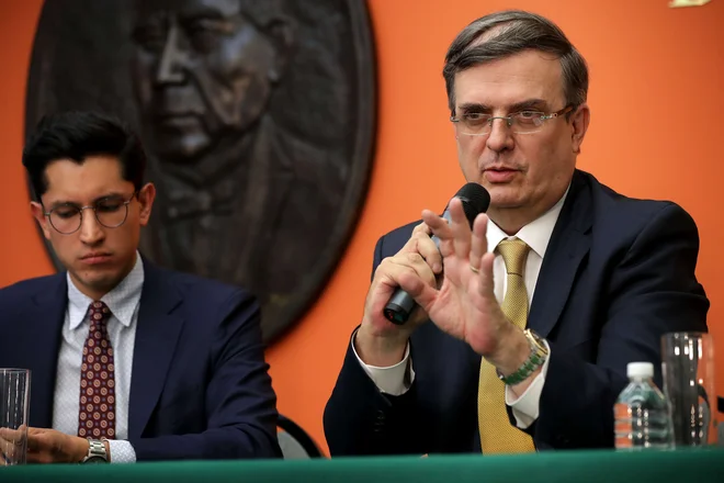 Mehiški zunanji minister Marcelo Ebrard na tiskovni konferenci v Washingtonu. FOTO: AFP