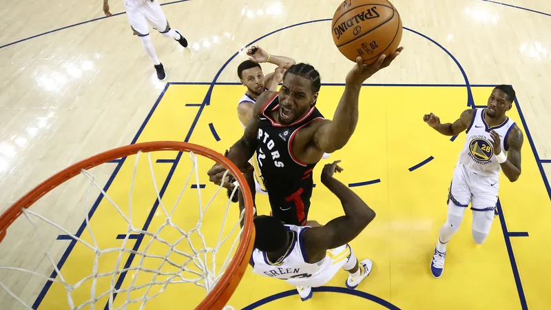 Kawhi Leonard (na fotografiji z žogo) je k tokratni zmagi Toronta prispeval 30 točk. FOTO: AFP
