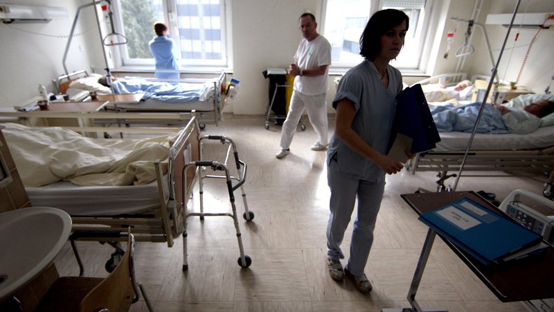 Fotografija: Bliža se kritičen poletni čas, ko bo trend zapiranja bolnišničnih oddelkov zaradi pomanjkanja medicinskih sester še večji kot v preteklosti. Foto Roman Šipić/Delo