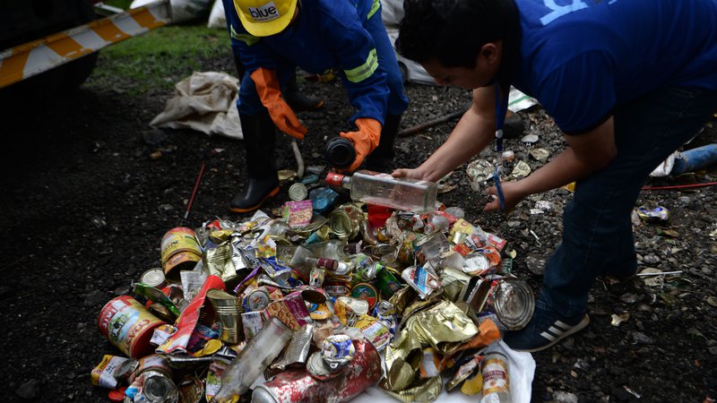 Fotografija: Da človeška ravnodušnost do narave ne pozna meja, dokazuje več kot enajst ton smeti, ki so jih zbrali čistilci. FOTO: AFP