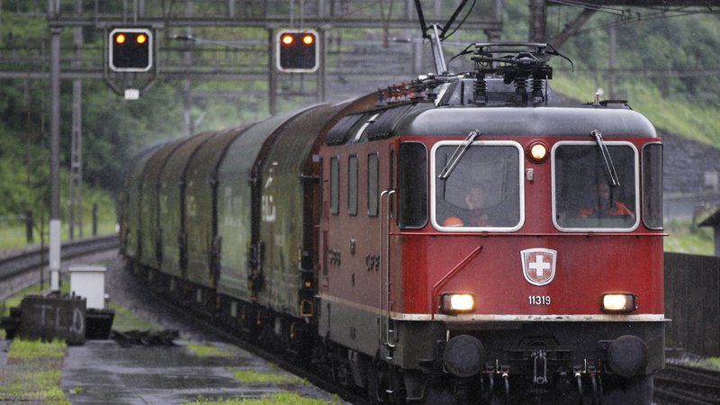 Fotografija: Švica je alpsko okolje zavarovala z ustavnim členom, sprejetim na referendumu leta 1994, ki zahteva, da čezmejni tranzitni tovorni promet poteka po železnicah. Foto: Reuters