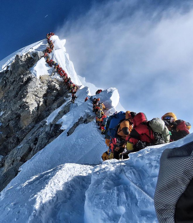 Od leta 1952, ko je človeški nogi prvič uspelo splezati na 8850 metrov visoko goro, je bila ta usodna za več kot 300 alpinistov. FOTO: AFP