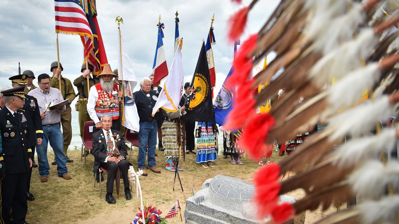 Fotografija: Ameriški vojni veteran 2. svetovne vojne, indijanske krvi, Charles Shay, se je udeležil slovesnosti v poklon ameriškim indijancem, ki so se borili po izkrcanju v Normadiji, na plaži Omaha v Saint-Laurent-sur-Meru, na zahodu Francije. FOTO: Loic Venance/AFP